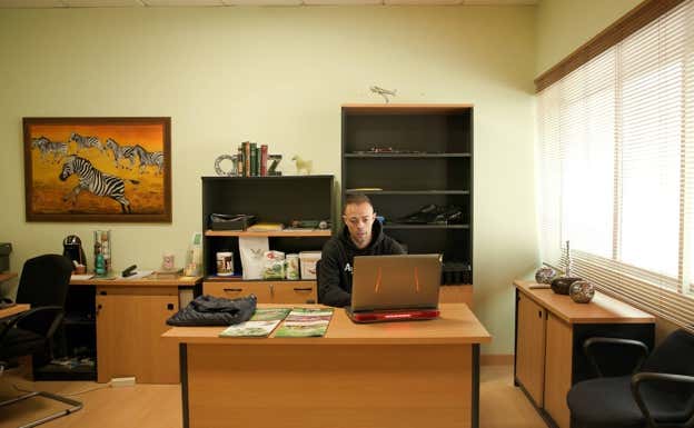 Dani Benítez, en su lugar de trabajo en Agrobeta.  RELEVO