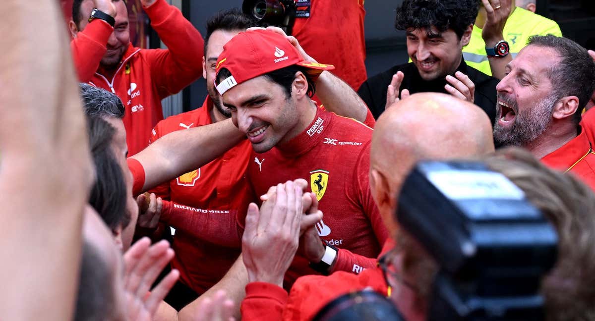 Carlos Sainz es felicitado por el equipo Ferrari tras ganar en Australia 2024.