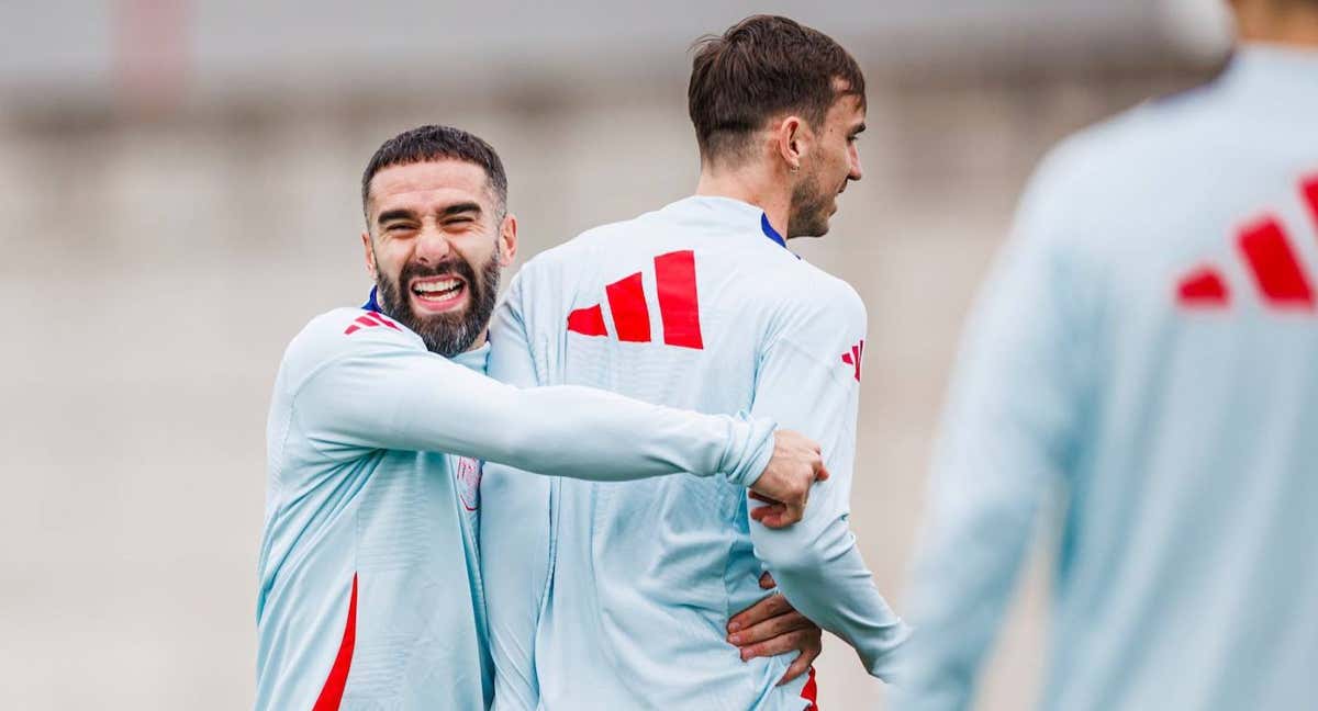 Carvajal abraza a Fabián en el entrenamiento de este lunes. /RFEF