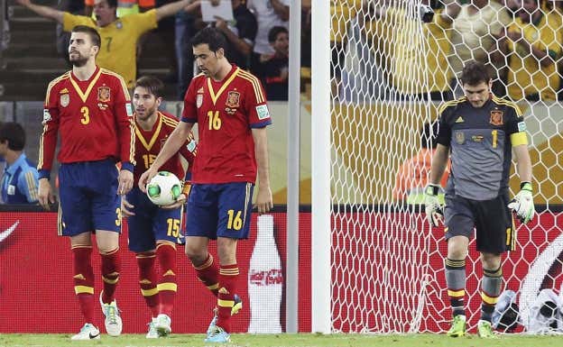 Casillas, Busquets, Ramos y Piqué, tras el 1-0 de Fred.  EFE