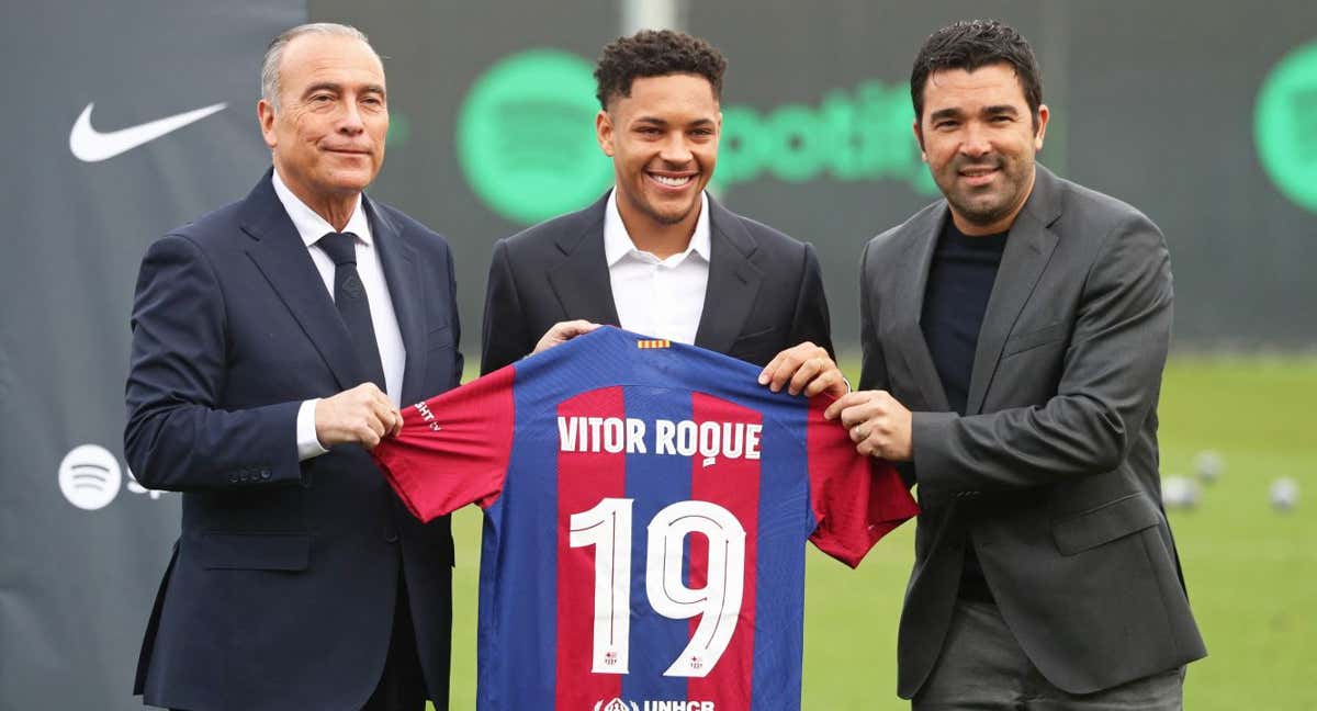 El vicepresidente Rafa Yuste, Vitor Roque y el director deportivo, Deco. /AFP