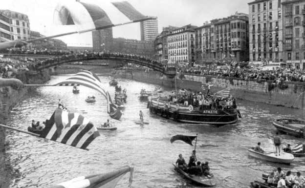 La última vez que la gabarra salió a la ría tras un título. Año 1984. EFE