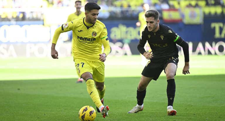 Ilias se escapa de Robert Navarro en el Villarreal-Cádiz.