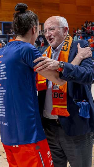 Juan Roig saluda a Alba Torrens en Huelva tras ganar la Copa.  FEB