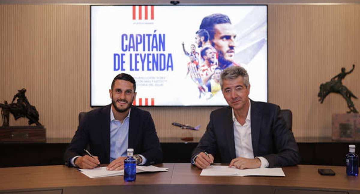 Koke y Gil Marín firmando la renovación. /ATLÉTICO DE MADRID