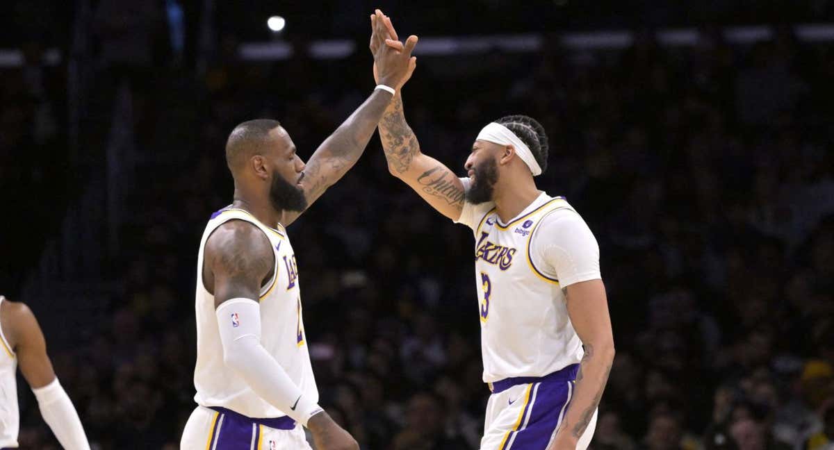 Davis y LeBron se felicitan tras una canasta de los Lakers.