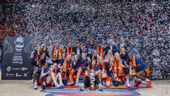 Valencia Basket celebra la Copa de la Reina en Huelva. /FEB/ALBERTO NEVADO
