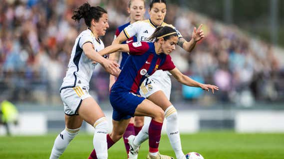 Aitana Bonmatí, del Barcelona, Zornoza e Ivana Andrés, del Real Madrid, durante el último Clásico en Valdebebas. /FC BARCELONA FEMENINO