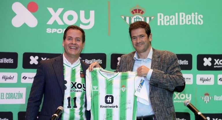 Carlos Lazo y Ramón Alarcón durante la oficialización de la venta del Betis Baloncesto a XOY.