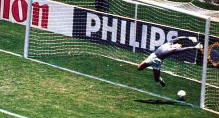 Momento en el que el lanzamiento de Míchel entra en la portería de Brasil en el Mundial de México 86.
