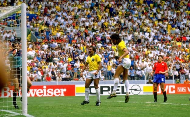 Momento en el que Socrates cabecea para anotar el gol de Brasil. Getty Images