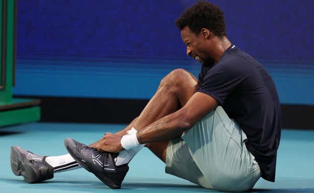 Monfils se duele del tobillo izquierdo durante el partido contra Alcaraz. AFP