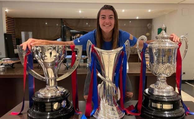 Patri Guijarro posa con los trofeos.  PATRI GUIJARRO