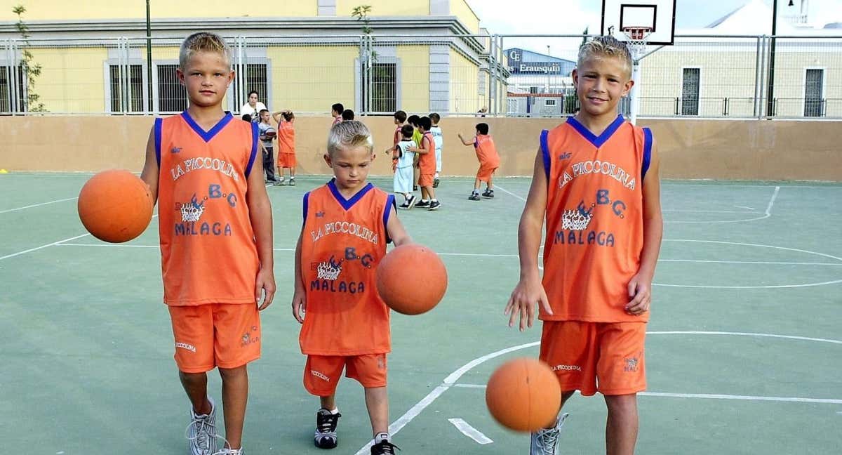 Domantas Sabonis, en el centro, con sus hermanos Zigimantas y Tautvidas./Efe