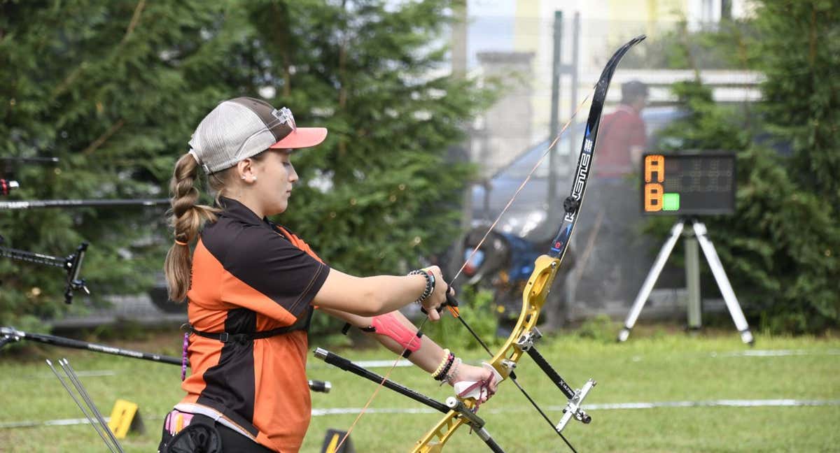 Una deportista con tiro con arco. /El Comercio