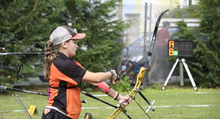 Una deportista con tiro con arco.