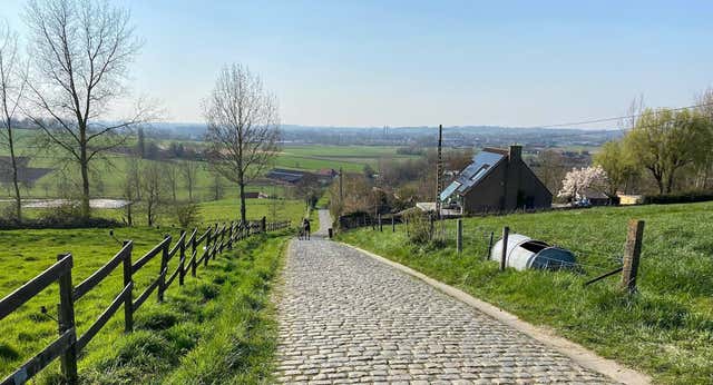 Viaje al purgatorio del Paterberg, el muro inhumano del ciclismo en el que atajan hasta los profesionales