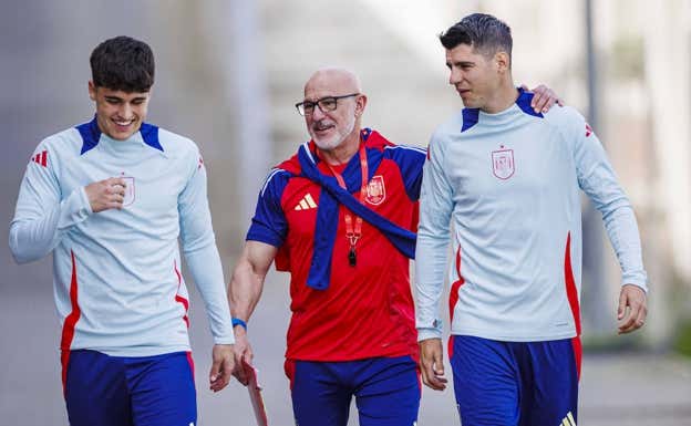 De la Fuente agarra cariñosamente a Morata en presencia de Pau Cubarsí.  EFE