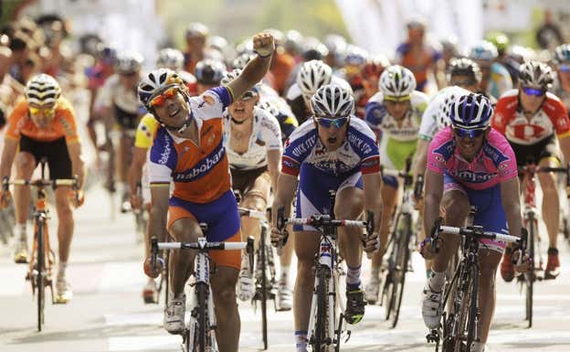 Lampre Francesco Gavazzi gana la etapa tras la descalificación del español Oscar Freire, en el año 2011.  EFE