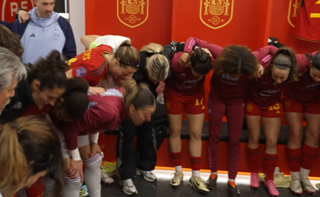 Misa haciendo el grito antes del partido.  RFEF
