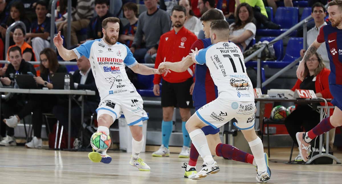 Pola corta un balón en un partido ante el Barça.