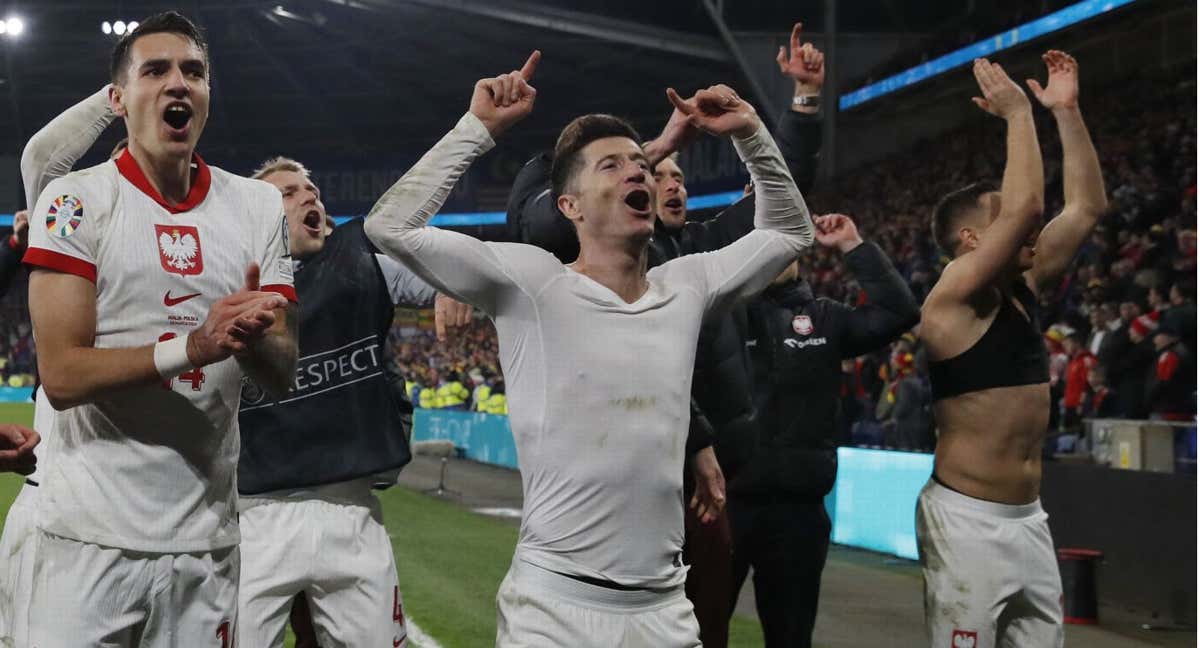 Lewandowski celebra la clasificación para la Eurocopa con Polonia.
