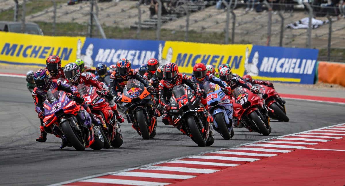 Los pilotos de MotoGP, durante la carrera de Portimao./EP