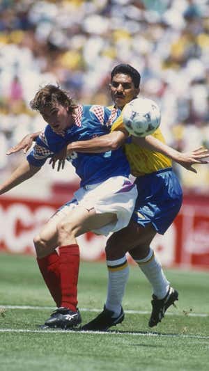 Rocha cubre a Radchenko en un Rusia-Brasil del Mundial de EEUU '94.  Getty