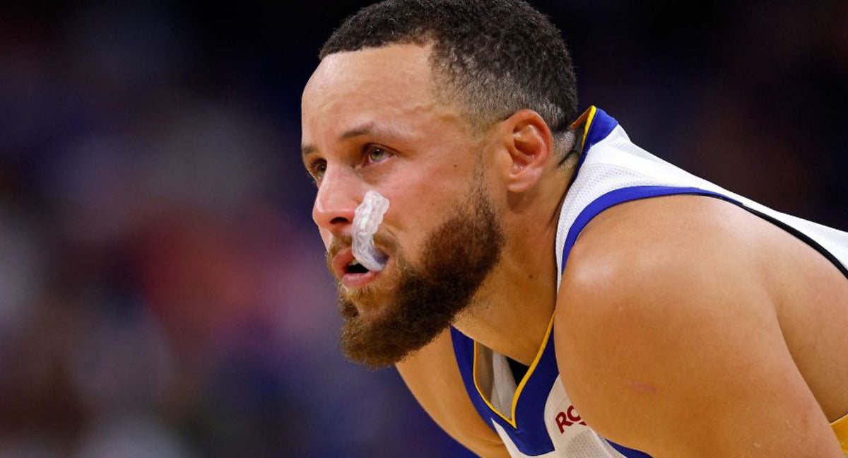 Stephen Curry con los ojos enrojecidos tras la expulsión de Draymond Green.