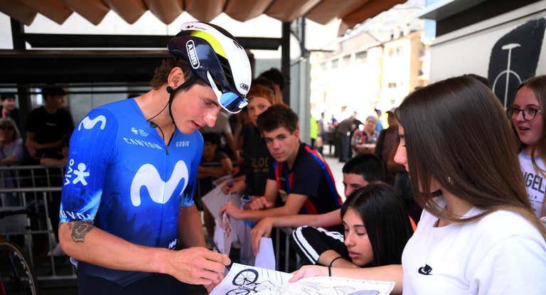 Iván García Cortina firma autógrafos en una salida de la pasada Volta a Catalunya.