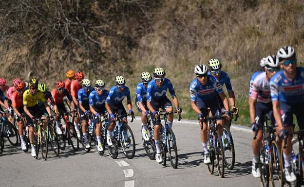 Los ciclistas de Movistar Team, a rueda de Quick-Step en la sexta etapa de la Volta.  GETTY SPORT / MOVISTAR TEAM