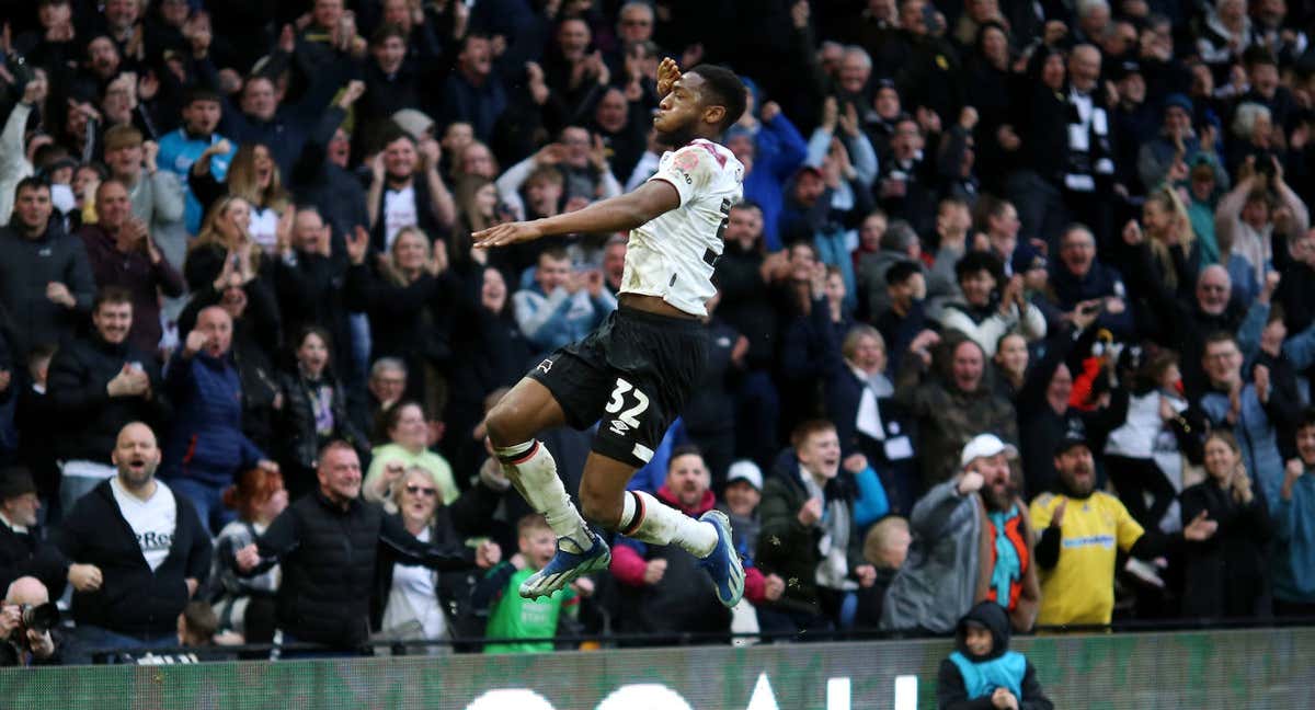 Adams celebra un gol con el Derby.