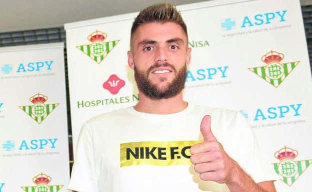David López superó la revisión médica con el Betis.  AGENCIAS