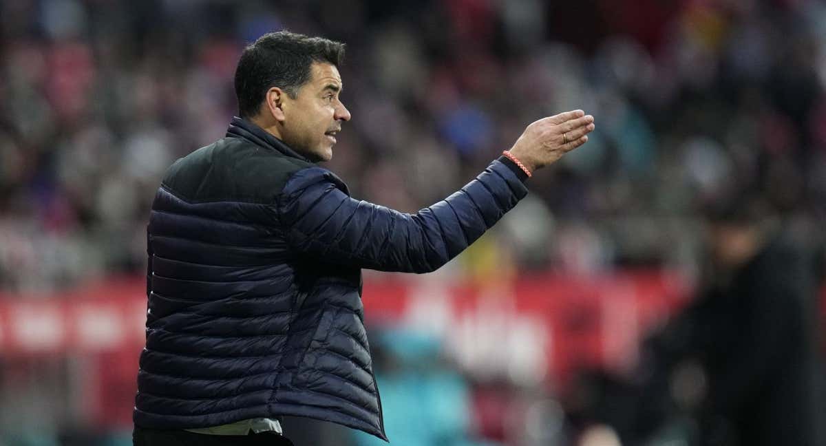Míchel dirigiendo un partido en la banda.