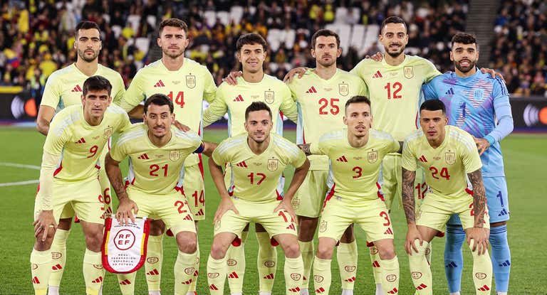 España, con su camiseta amarilla en el partido contra Colombia.