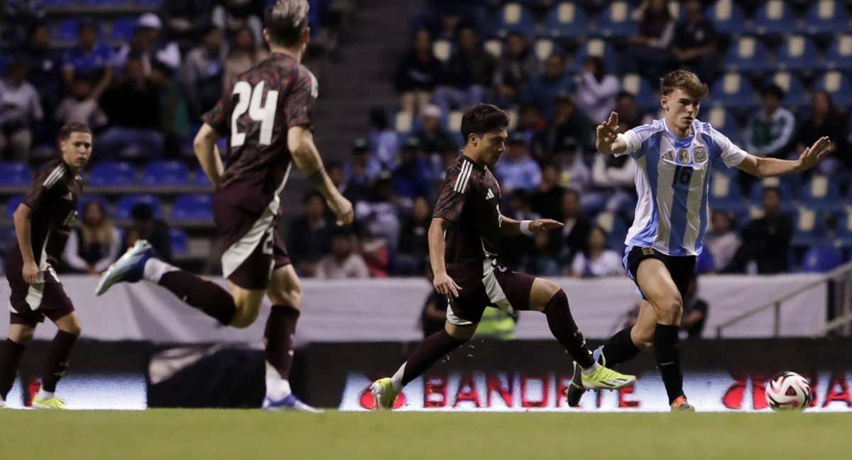 Nico Paz durante uno de los partidos ante México.