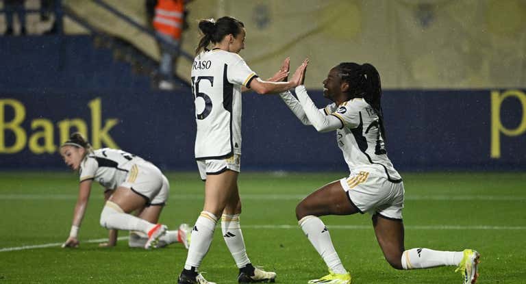 Feller celebra el 0-2 junto a Raso.