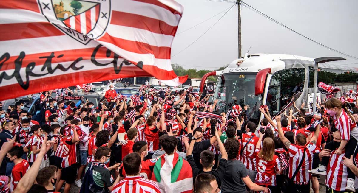 Aficionados rojiblancos animan al equipo en la previa de las finales de 2021./Archivo