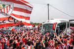 La marea rojiblanca va camino de llenar La Cartuja, San Mamés y una veintena de pueblos que pondrán pantallas en sus plazas