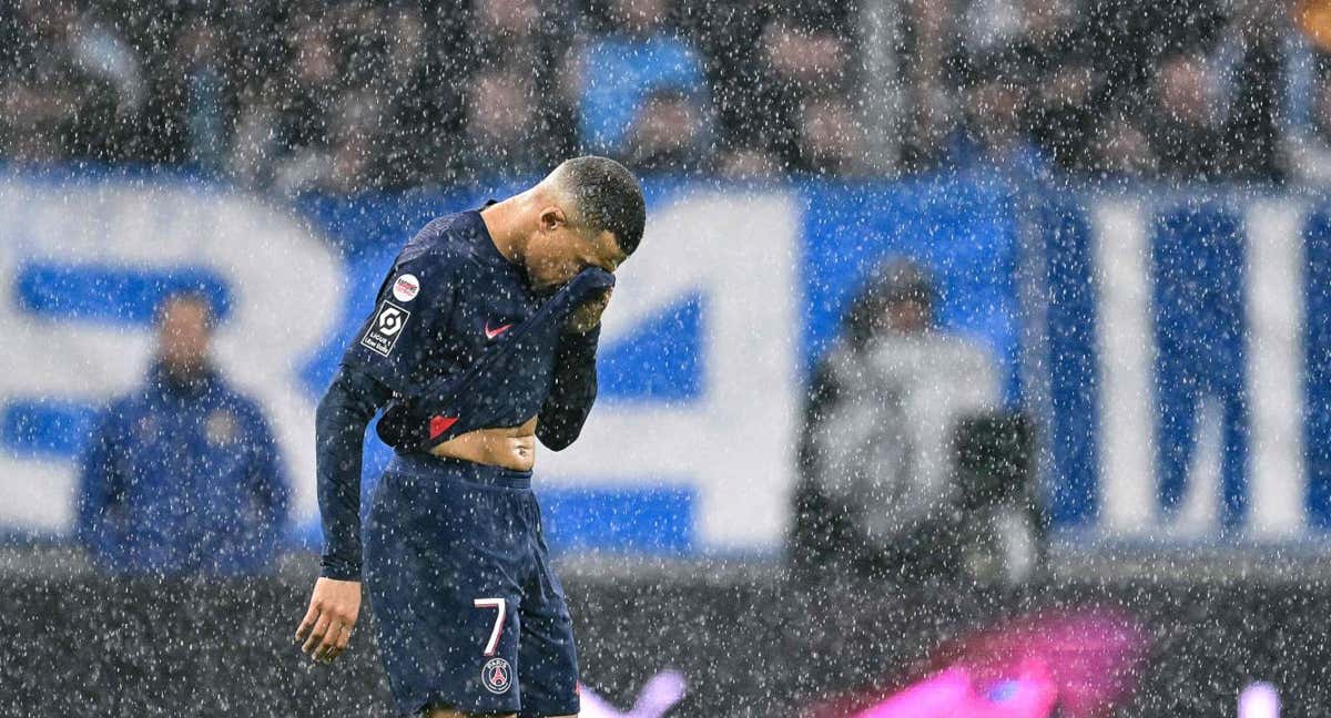 La reacción de Mbappé a su sustitución./NICOLAS TUCAT / AFP