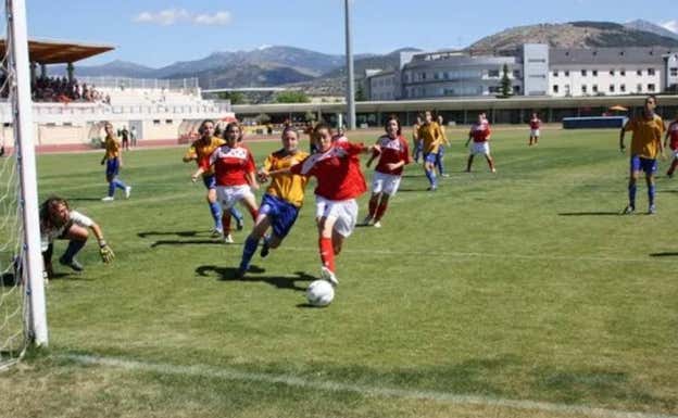 Alexia Putellas disputa un balón durante la final con Madrid.  Federación Madrileña de Fútbol
