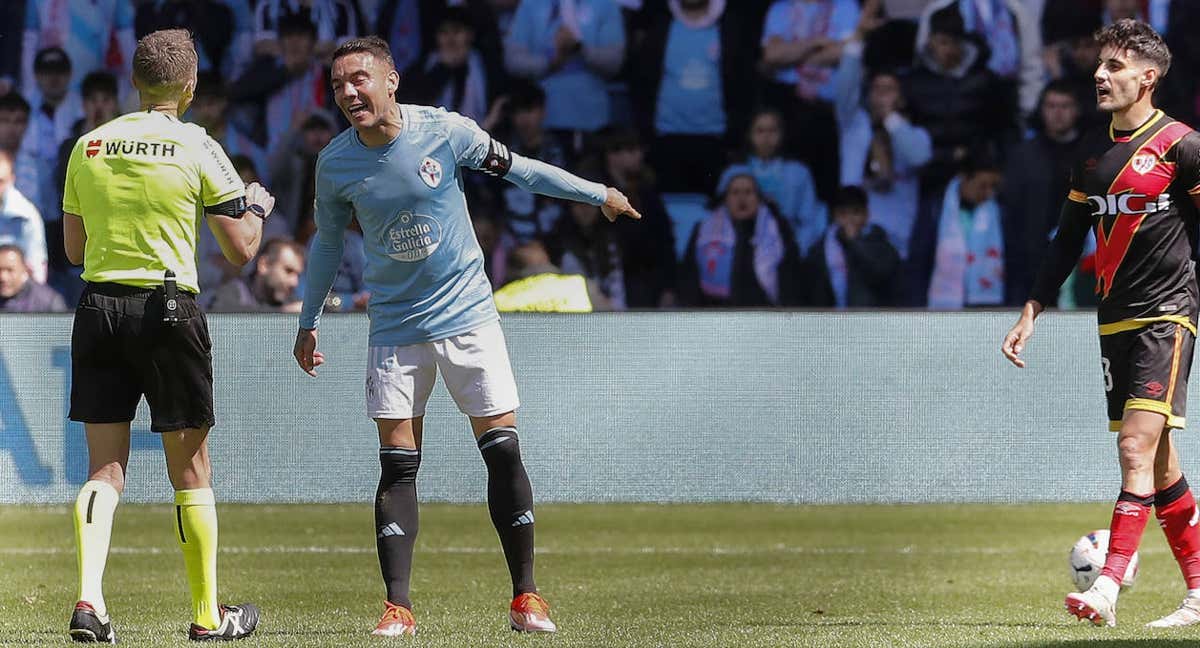 Iago Aspas protesta una decisión de Hernández Hernández.