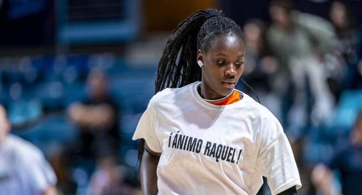 Awa Fam, con una camiseta de apoyo a Raquel Carrera, antes de la final de Copa de la Reina./FEB | A. Nevado