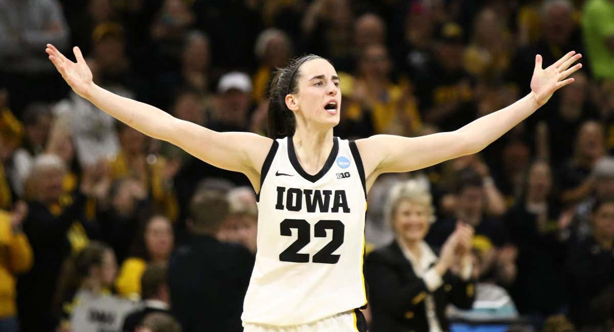 Caitlin Clark celebra una canasta en un partido ante West Virginia Mountaineers. /AFP