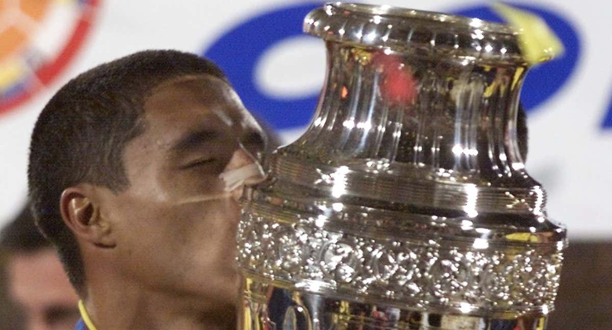 Iván Córdoba con la Copa América 2001./AP