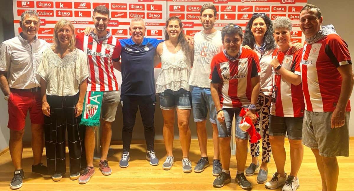 Mikel, Dorleta, Unai, Irati, Aitzol, Oier, Idoia, Josune Ruiz de Asua y Andoni junto a Aguirre en San Mamés./Cedida