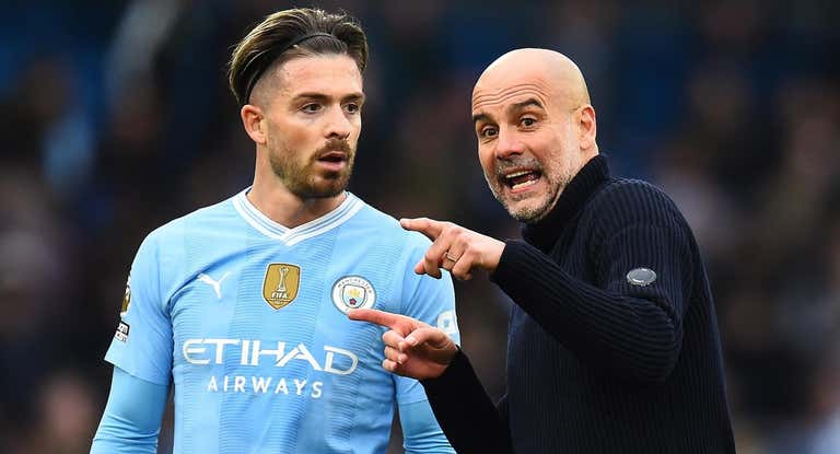 Grealish y Pep Guardiola durante el partido del Manchester City y el Arsenal.