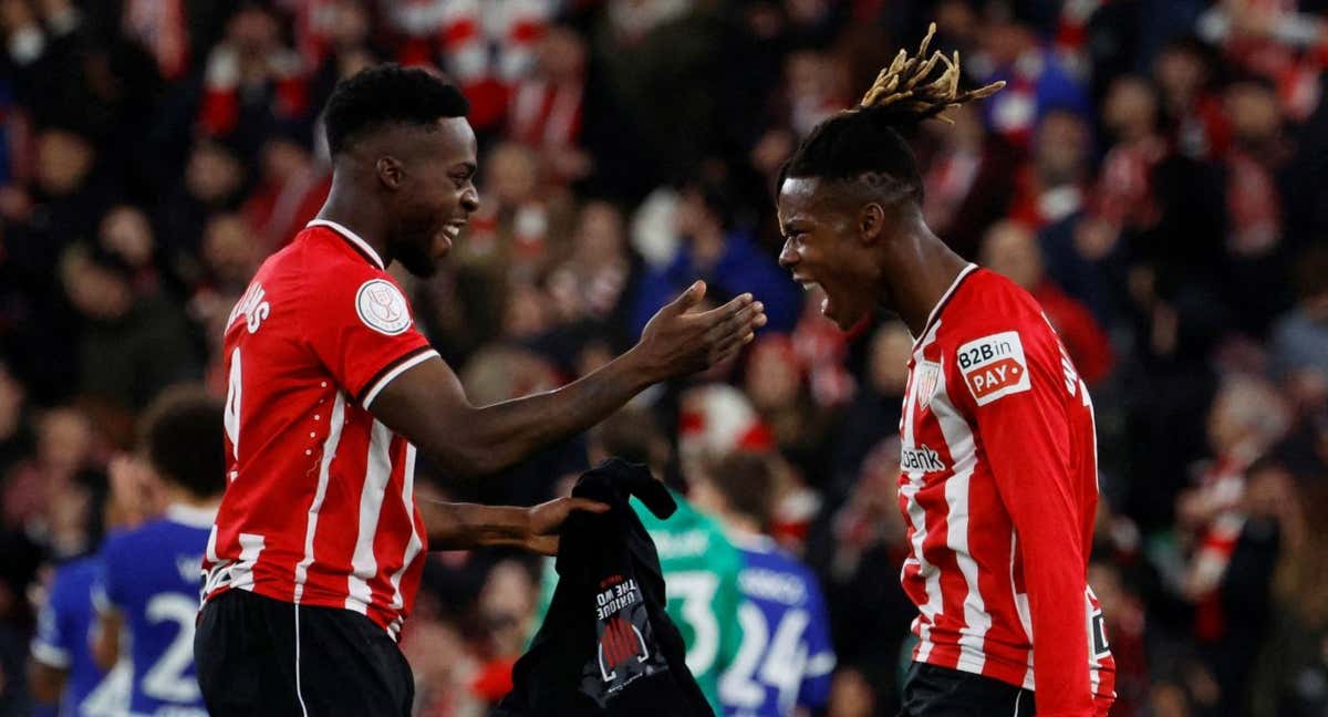 Nico Williams con su hermano Iñaki en el último derbi vasco./reuters