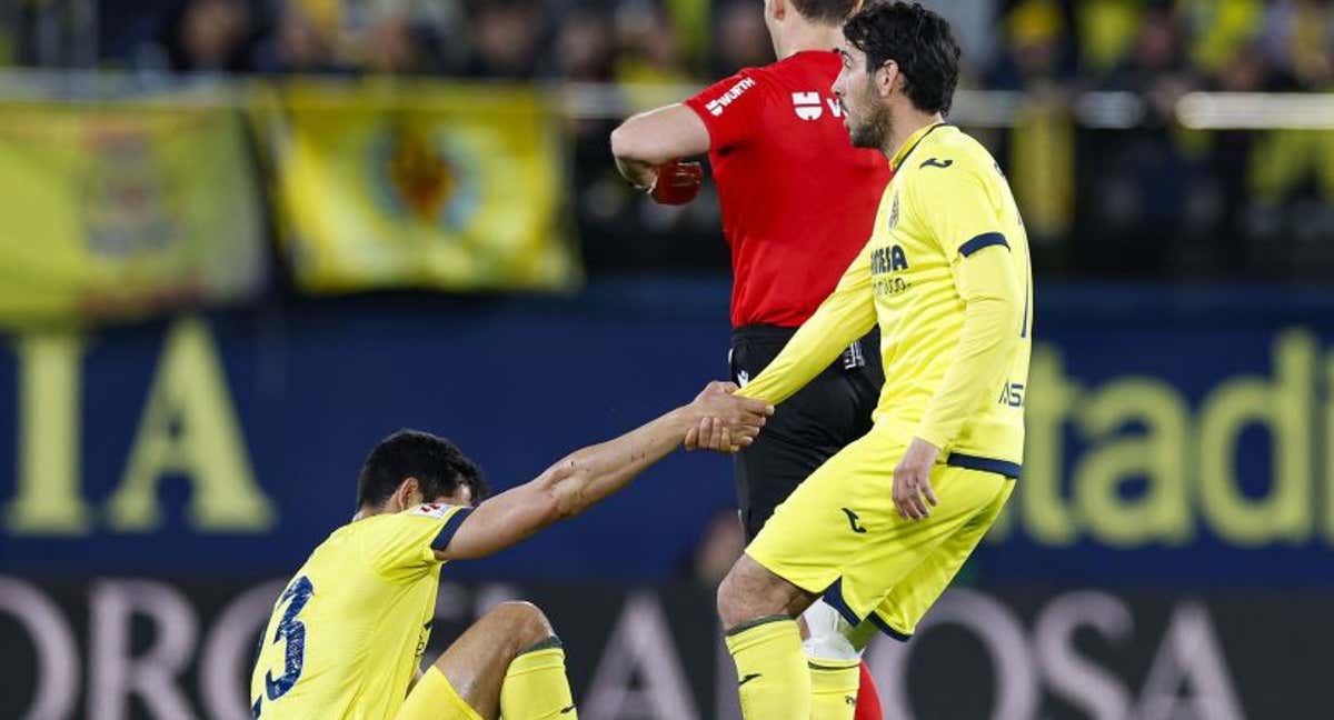 Parejo ayuda a Mandi a levantarse.