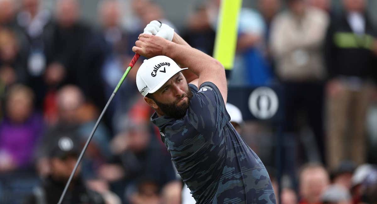 Jon Rahm golpe una bola durante un torneo./Reuters